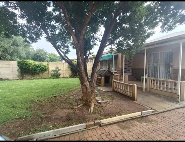 4 BEDROOM PROPERTY TO RENT IN SELECTION PARK